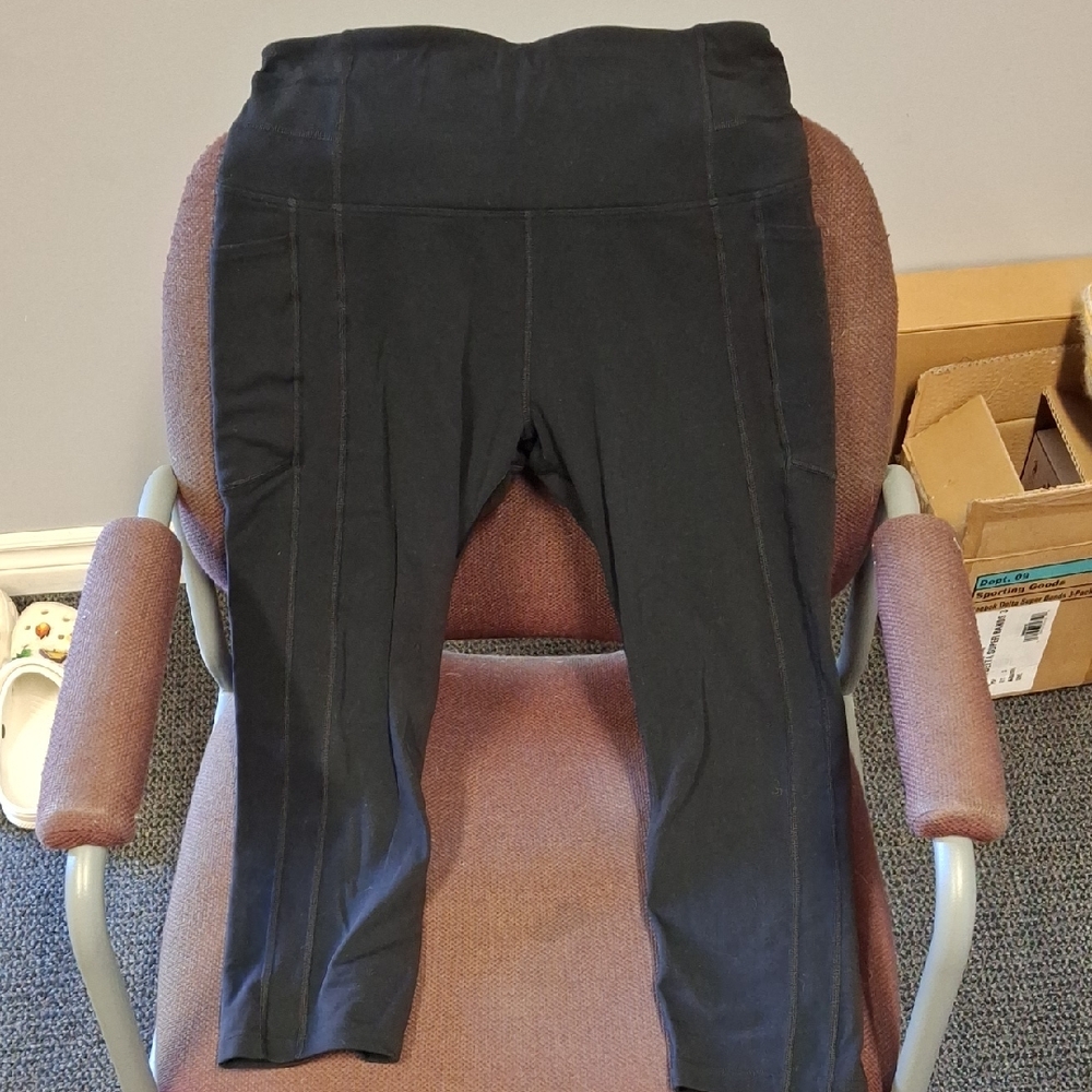 Lorna Jane Black Capris